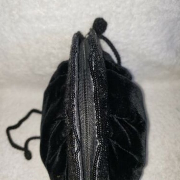 MAGID CLUTCH BLACK VELVET BEADED EVENING COCKTAIL PURSE SATIN LINING WITH POCKET - Picture 4 of 8